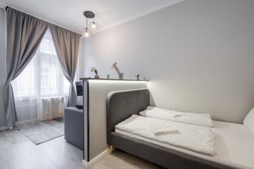 - une chambre avec un lit et une grande fenêtre dans l'établissement KL31- Quality Apartments, Best Location. By BQA, à Budapest