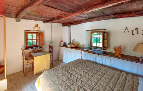 A bed or beds in a room at Gorgeous Home In Artò