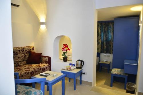- un salon avec un canapé et deux tables dans l'établissement Kanabesh Village, à Charm el-Cheikh