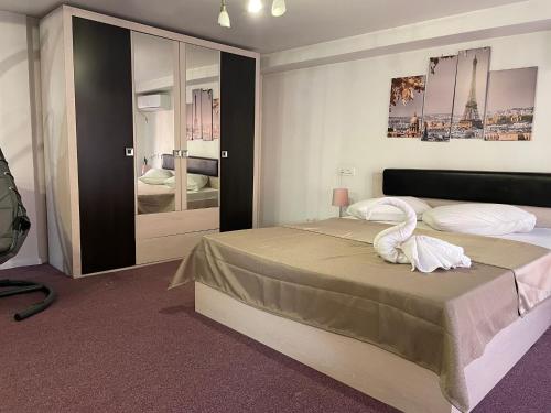 - une chambre avec un lit recouvert d'un cygne blanc dans l'établissement Casa Vladimirescu, à Drobeta-Turnu Severin