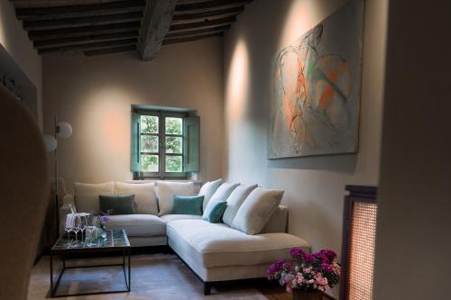 a living room with a white couch and a table at Vocabolo Moscatelli in Calzolaro