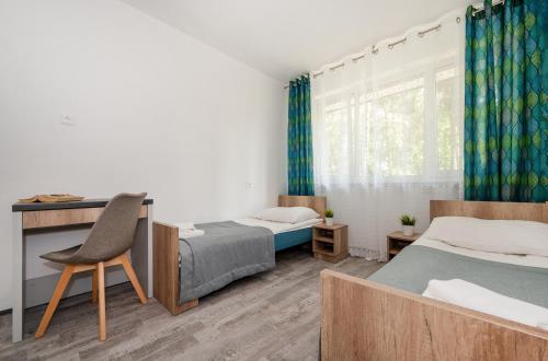 Ce dortoir comprend deux lits et un bureau. dans l'établissement Ośrodek Wypoczynkowy NEPTUN, à Darłówko