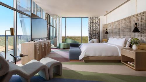 sypialnia z łóżkiem i dużym oknem w obiekcie Lake Nona Wave Hotel w Orlando