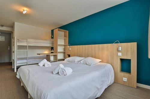 Ένα ή περισσότερα κρεβάτια σε δωμάτιο στο Hôtel Le Chamois d'Or, USSIM Vacances Méribel