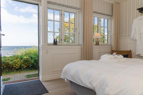 Postel nebo postele na pokoji v ubytování Allinge Badehotel