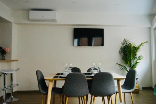 una sala da pranzo con tavolo e sedie di Apartamento Turístico Clavellinas IV a Cáceres