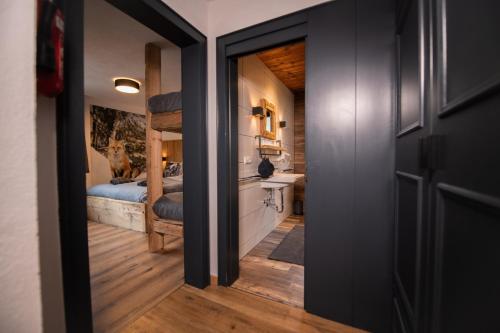 バーワングにあるMountainlodge Tirol Berwangの廊下からベッドルーム(二段ベッド付)へアクセスできます。