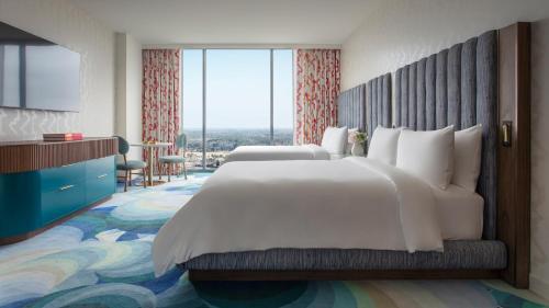 Een bed of bedden in een kamer bij Lake Nona Wave Hotel