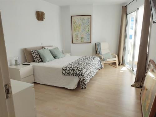een witte slaapkamer met een bed en een raam bij Salitre Suite 2 in Tacoronte