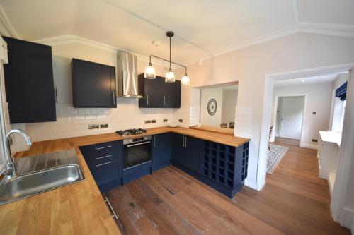 Una cocina o zona de cocina en The Elvetham Hotel