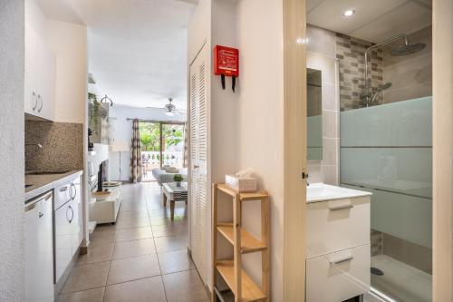 Kuchyň nebo kuchyňský kout v ubytování Castle Harbour Samuel's Studio Flat by LoveTenerife