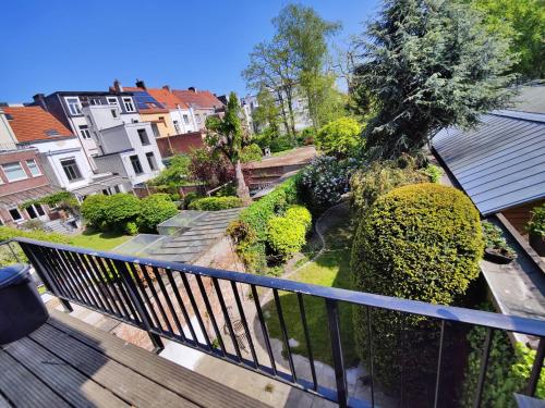een balkon met uitzicht op een tuin bij Traditional chic, High Ceilings' apt Aircos and Garage in Antwerpen