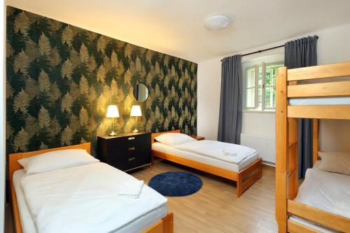 un dormitorio con dos camas y una litera en Zámek Nečtiny, en Netschetin