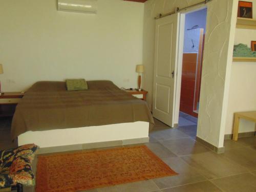 A bed or beds in a room at Studio andalou , campagne , chevaux , piscine commune