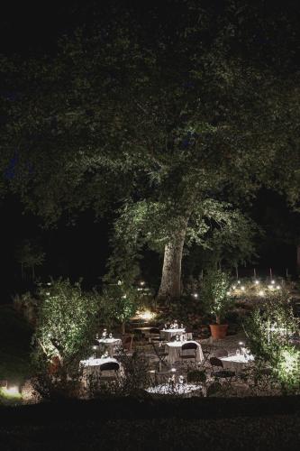 a garden with tables and lights at night at Vocabolo Moscatelli in Calzolaro