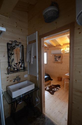 baño con lavabo en una cabaña de madera en La Casa sull'albero Oasi Certosa di Pavia, en Borgarello