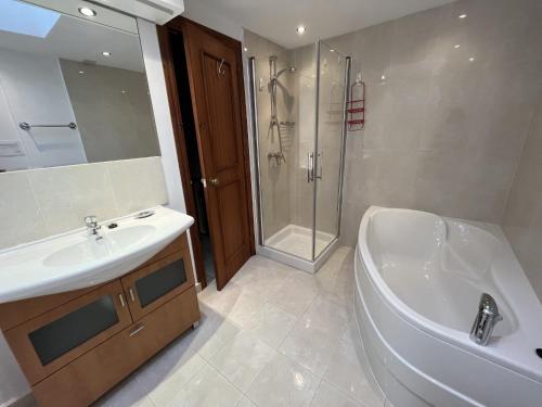 Kúpeľňa v ubytovaní Estepona - Playa - 2 dormitorios con jardín y acceso directo a la piscina Is15