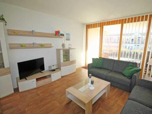 ein Wohnzimmer mit einem Sofa und einem Tisch in der Unterkunft Ferienwohnung "Albrecht der Seebär" in Kühlungsborn
