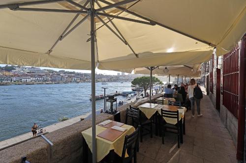 Restaurace v ubytování FLH Porto Ribeira with River View