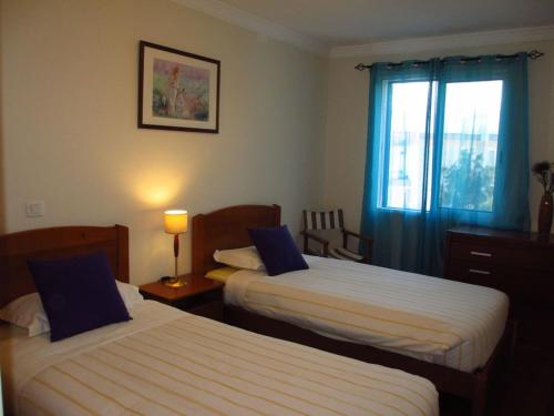 Cette chambre comprend 2 lits et une fenêtre. dans l'établissement Acqua Marina, à Funchal