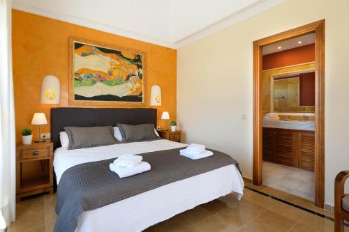 sypialnia z łóżkiem i dwoma ręcznikami na nim w obiekcie Hipoclub Villas, Aguamarina 1 w mieście Playa Blanca