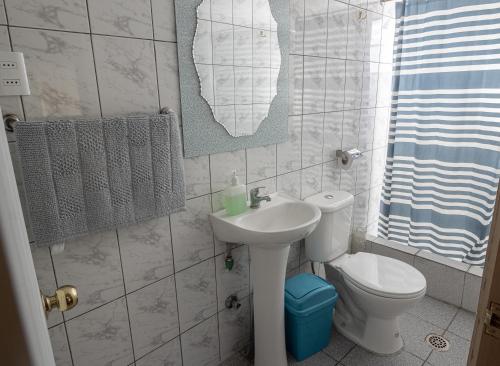 łazienka z toaletą i umywalką w obiekcie Hostal Beatriz Taltal w mieście Taltal
