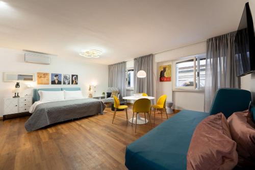 sypialnia z łóżkiem, stołem i krzesłami w obiekcie Guicciardini Apartment we Florencji