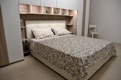 羅馬的住宿－Emerenziana Lovely Apartment，一间卧室,卧室内配有一张大床