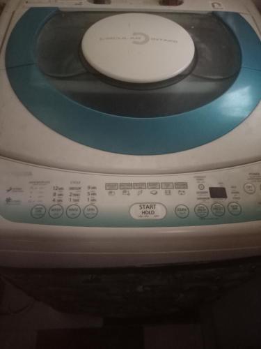 un primer plano de una lavadora con un dial en Zeina, en Minshāt Kamāl