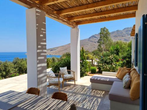patio z widokiem na ocean i góry w obiekcie Tilos Villa w mieście Livadia