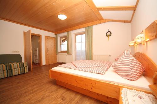um quarto com uma cama de madeira com almofadas em Landhaus Steiner em Schladming
