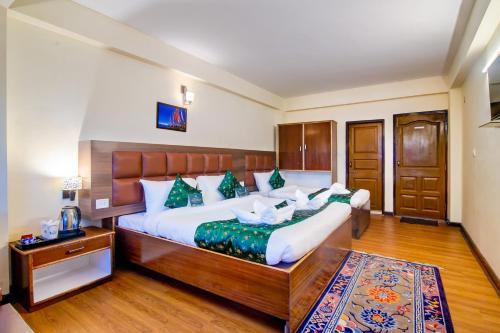Tempat tidur dalam kamar di Muscatel BhumSang - 200 Mts from Mall Road