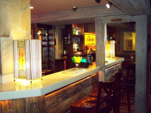 un bar con barra y sillas en un restaurante en Waterford Lodge Hotel en Morpeth