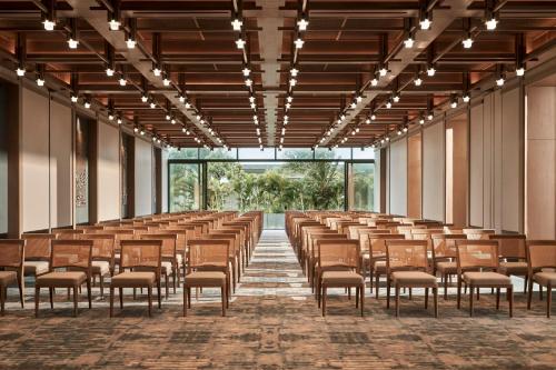 une salle de conférence vide avec des chaises et des lumières dans l'établissement Regent Phu Quoc, à Duong Dong