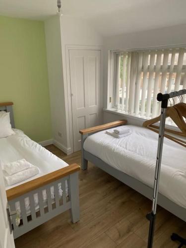 Кровать или кровати в номере Pontymister Retreat