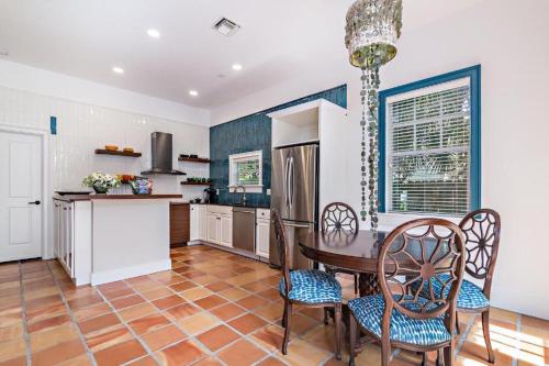 uma cozinha com uma mesa e cadeiras e um frigorífico em Grandview Gardens em West Palm Beach