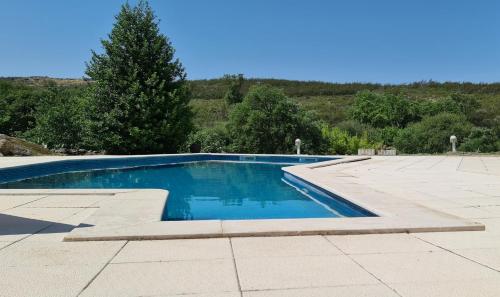 Bazén v ubytování Quinta da Utopia nebo v jeho okolí