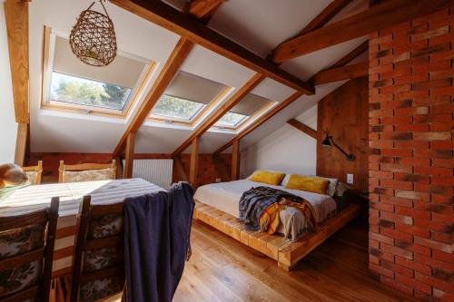 ein Schlafzimmer mit einem Bett und einer Ziegelwand in der Unterkunft Gostynin Garden Apartment III in Gostynin