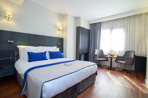 Una cama o camas en una habitación de Best Western Izmir Hotel