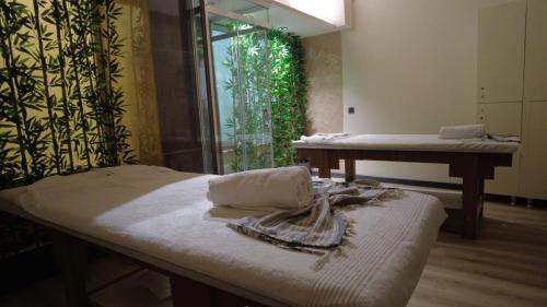 アンカラにあるアンカラ ロイヤル ホテルのベッド、テーブル、窓が備わる客室です。