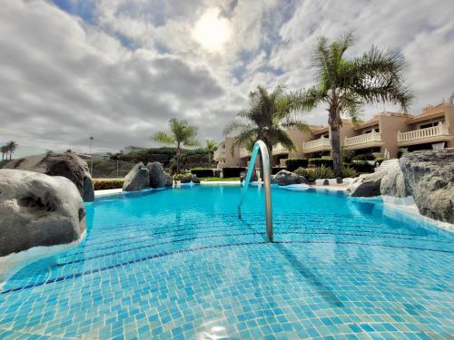 einen Pool in einem Resort mit einem Resort in der Unterkunft Villa Heaven'a in Puerto de la Cruz