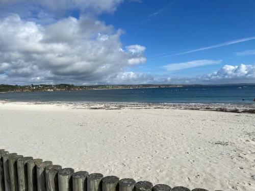 Photo de la galerie de l'établissement Le Breizhir ou appartement bord de mer avec piscine, à Plougonvelin
