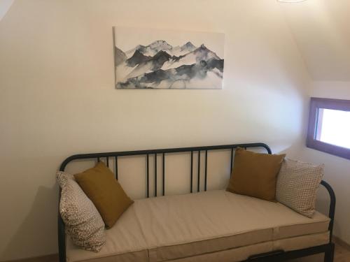 un sofá en una habitación con una foto en la pared en Maisonette 'La Toue' in Pyrenees National Park, en Arrens-Marsous