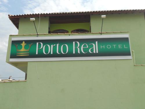 a sign for a rotori real hotel on the side of a building at Hotel Porto Real in Pôrto Real