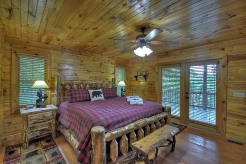 1 dormitorio con 1 cama y ventilador de techo en Crooked Creek View Near Ocoee River, With Hot Tub, en Copperhill