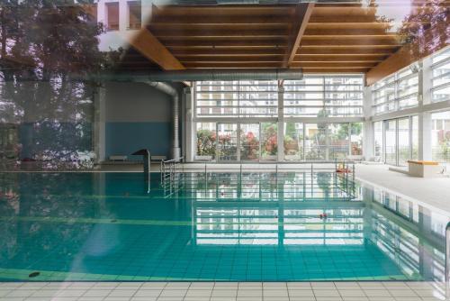 una piscina in un edificio con una grande finestra di Malta Apartment Katowicka Pool & Parking by Renters a Poznań