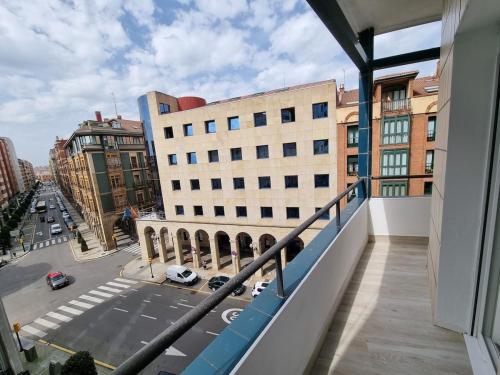 balcón con vistas a una ciudad con edificios en 131A - Espectacular apartamento 8 personas Puerto, en Gijón