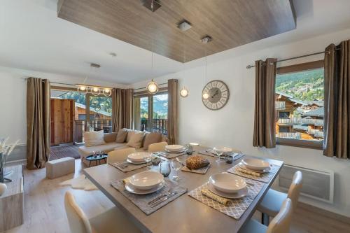 un salon avec une table et un canapé dans l'établissement Les 4 Elements - Apt A11 - BO Immobilier - Châtel, à Châtel