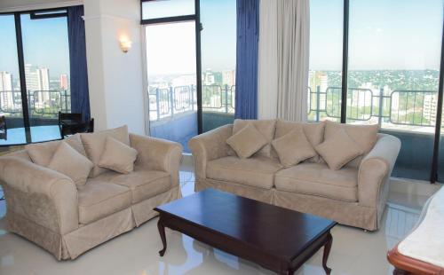 a living room with two couches and a coffee table at Hotel Golden Park Internacional Foz & Convenções By Nacional Inn in Foz do Iguaçu