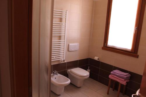 a bathroom with a toilet and a sink at Casa di Chiara in Peschiera del Garda